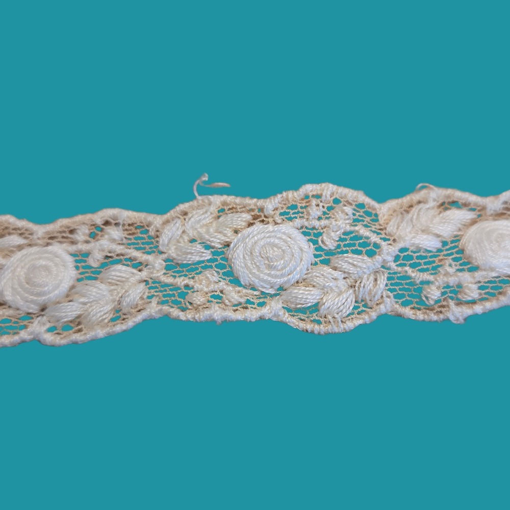 Vintage Style Floral Rosette Lace Trim Roll Cream White Embroidered Scalloped 1" - Picture 2 of 3
